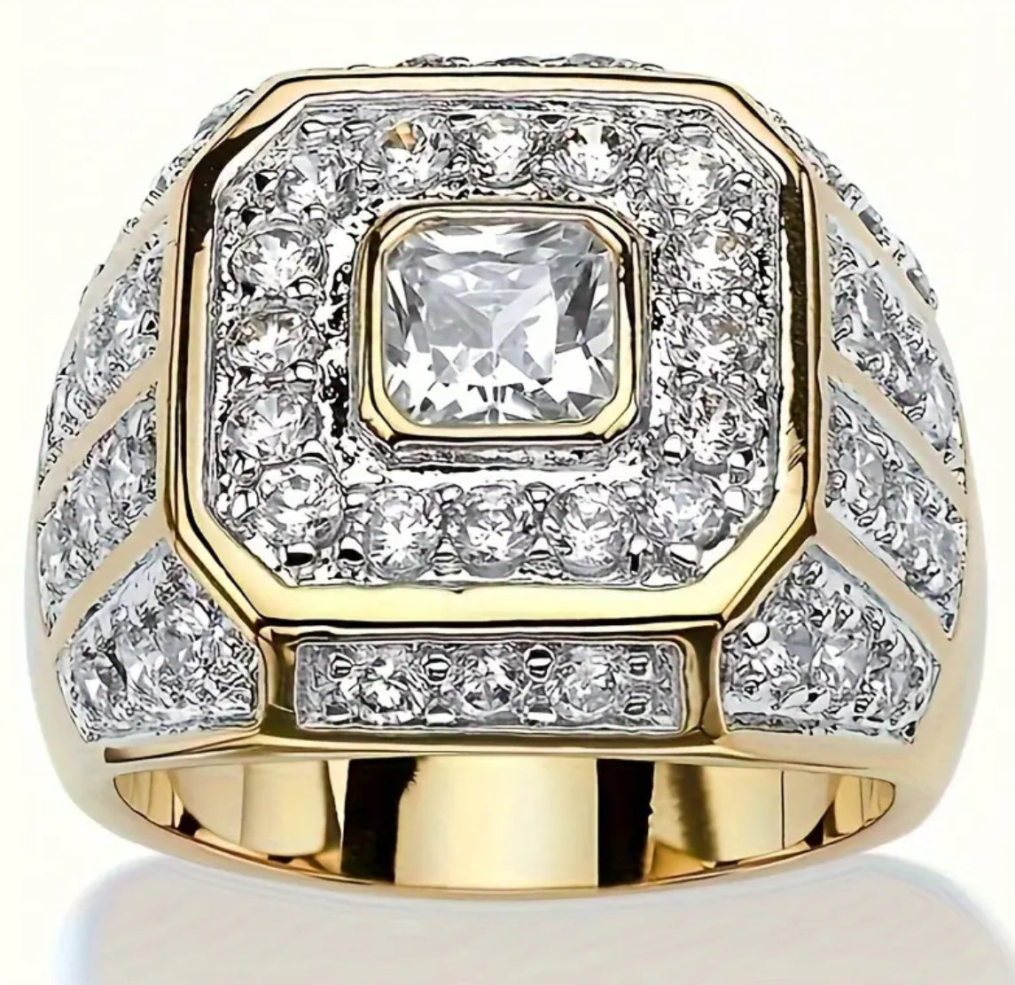 Golden men’s ring with lots of sparkle